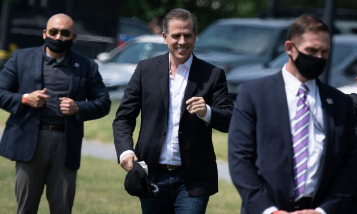 Hunter Biden se dirige vers Marine One sur l'Ellipse à l'extérieur de la Maison-Blanche à Washington, le 22 mai 2021. (Brendan Smialowski/AFP via Getty Images)