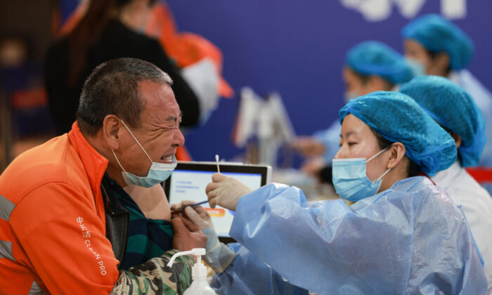 Un ouvrier chinois reçoit le vaccin contre le Covid-19 dans la province chinoise du Liaoning, le 23 mai 2021. (STR/AFP via Getty Images)