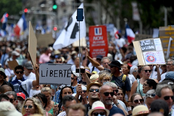 Manifestation contre le pass sanitaire à Toulon le 7 août 2021. (Photo : CHRISTOPHE SIMON/AFP via Getty Images)