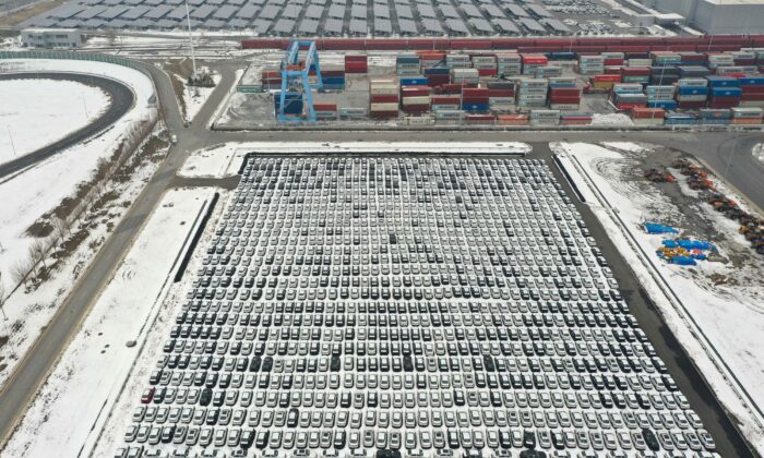 Des voitures en attente à côté de conteneurs (en haut) dans une usine BMW à Shenyang, dans la province du Liaoning (nord-est de la Chine), le 17 novembre 2021. (STR/AFP via Getty Images)