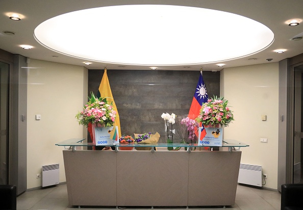 Le hall du bureau de représentation de Taiwan en Lituanie, Vilnius. Taipei a annoncé le 18 novembre 2021 qu'elle avait officiellement ouvert une ambassade de facto en Lituanie en utilisant le nom de Taïwan, un départ diplomatique important qui a défié une campagne de pression de Pékin.  (Photo : PETRAS MALUKAS/AFP via Getty Images)