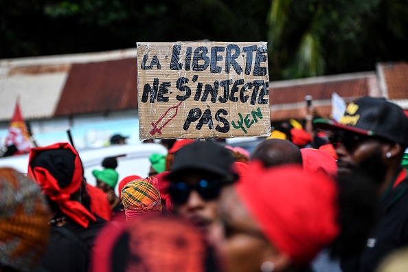 Marches de protestation contre le pass vaccinal à Pointe-à-Pitre en Guadeloupe. (Photo : CHRISTOPHE ARCHAMBAULT/AFP via Getty Images)