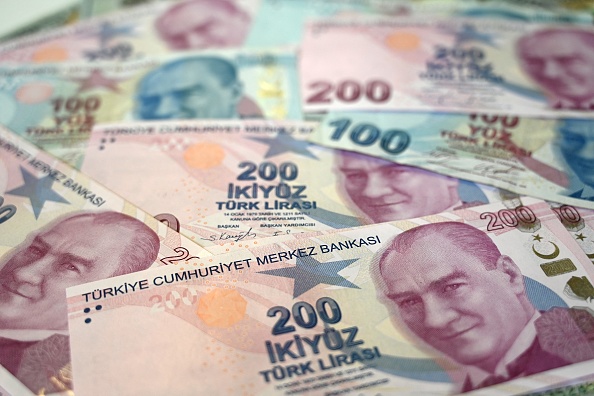 Des billets de banque en lires turques. Le taux d'inflation annuel de la Turquie a bondi de plus de 20 % en novembre, selon des données officielles publiées le 3 décembre 2021, après une crise monétaire le mois dernier au cours de laquelle la livre turque a atteint un niveau plancher record par rapport au dollar. (Photo : OZAN KOSE/AFP via Getty Images)