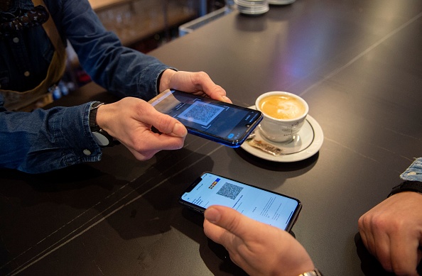 La région espagnole de Catalogne a décidé de mettre fin à l'obligation de présenter un pass sanitaire pour entrer dans les bars, restaurants et salles de sport. (Photo : ANDER GILLENEA/AFP via Getty Images)