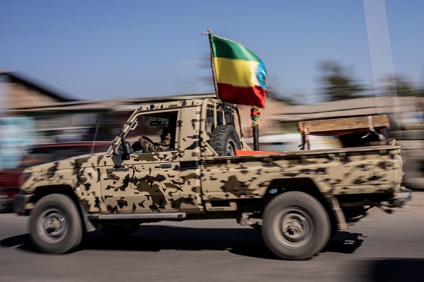 -Un véhicule militaire arborant le drapeau national éthiopien est vu à Kombolcha, en Éthiopie, le 11 décembre 2021. Photo par AMANUEL SILESHI/AFP via Getty Images.