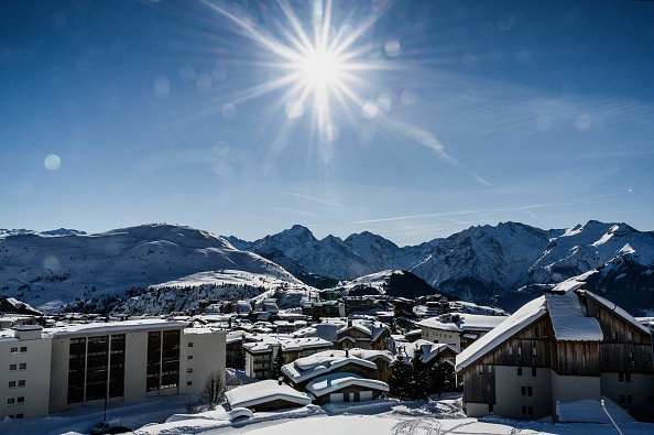 Une vue générale de la station de ski de l'Alpe d'Huez, le retour des touristes britanniques pour les stations de ski française sont un grand bonheur. Photo de JEFF PACHOUD / AFP via Getty Images.