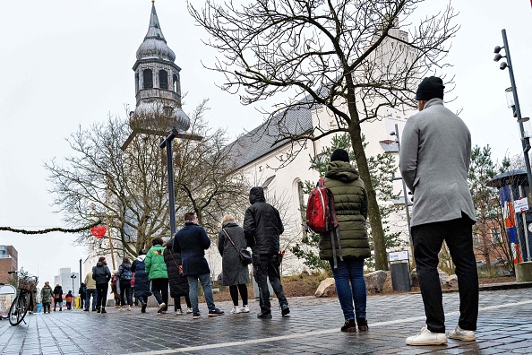 Des Danois font la queue pour effectuer un test contre le Covid au centre-ville d'Aalborg, au Danemark, le 23 décembre 2021. (Photo HENNING BAGGER/Ritzau Scanpix/AFP via Getty Images)
