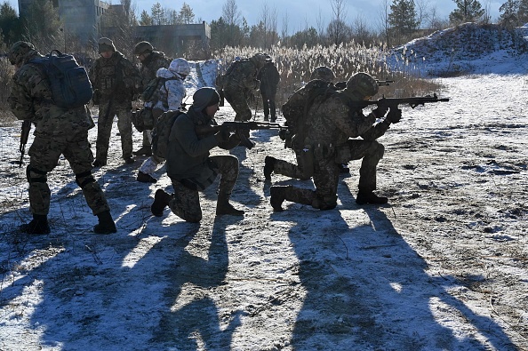Les forces de défense territoriale ukrainiennes, la réserve militaire des forces armées ukrainiennes, participent à un exercice militaire près de Kiev, le 25 décembre 2021. (Photo : SERGEI SUPINSKY/AFP via Getty Images)