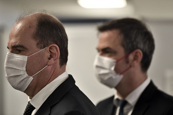 Le Premier ministre français Jean Castex (à gauche) et le ministre français de la Santé Olivier Véran (STEPHANE DE SAKUTIN/AFP via Getty Images)