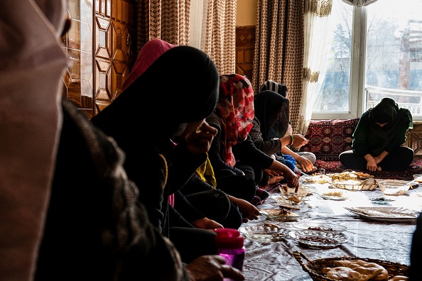 Des femmes et des filles déjeunent dans un refuge pour femmes et filles afghanes victimes de violences sexistes à Kaboul. Selon les Nations Unies, 87 pour cent des femmes afghanes ont subi une forme de violence physique, sexuelle ou psychologique le 11 décembre 2021. Photo Elise BLANCHARD via Getty Images.
