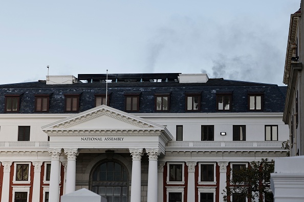 Une vue générale du toit endommagé par l'incendie de l'Assemblée nationale dans l'enceinte du Parlement sud-africain à Cape Town le 2 janvier 2022. Photo de Marco LONGARI / AFP via Getty Images.
