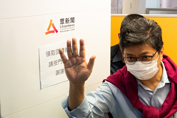 Chris Yeung, rédacteur en chef de Citizen News, salue les médias après une conférence de presse au bureau de la société à Hong Kong le 3 janvier 2022, après que le média a annoncé sa fermeture le 2 janvier. Photo de Bertha WANG / AFP via Getty Images.