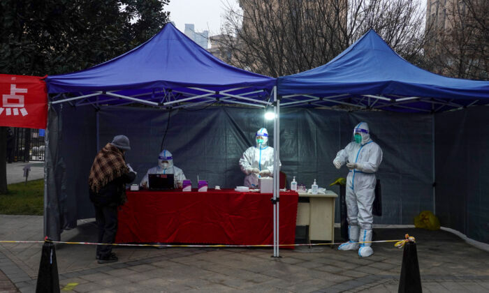 Un résident se prépare à subir un test d'acide nucléique pour le Covid-19 à Xi'an, dans la province chinoise du Shaanxi (nord-ouest), le 4 janvier 2022. (STR/AFP via Getty Images)
