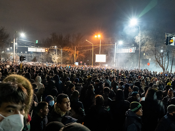 Des manifestants assistent à un rassemblement à Almaty le 4 janvier 2022, après la hausse des prix de l'énergie. Photo Abduaziz MADYAROV / AFP via Getty Images.