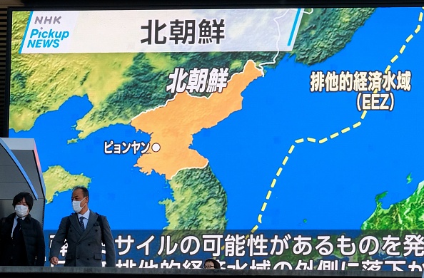 -La Corée du Nord a tiré ce qui semblait être un missile balistique dans la mer au large de sa côte Est selon la Corée du Sud et le Japon, à Tokyo le 5 janvier 2022. Photo KAZUHIRO NOGI/AFP via Getty Images.