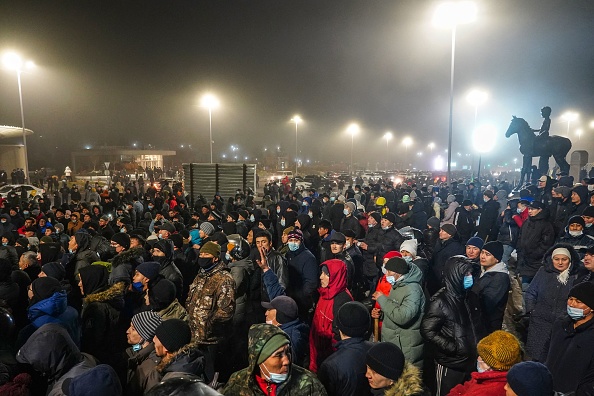 -Le 5 janvier 2022, le Kazakhstan a déclaré l'état d'urgence à l'échelle nationale après que les protestations contre la hausse des prix du carburant ont éclaté en affrontements. Photo Abduaziz MADYAROV / AFP via Getty Images.