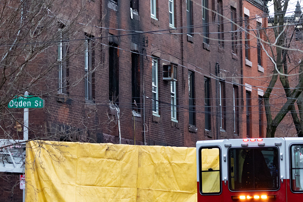 Les fenêtres depuis la scène de l'incendie mortel, le 5 janvier 2022 à Philadelphie, en Pennsylvanie. Photo Hannah Beier/Getty Images.