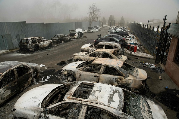 Une photo montre des voitures incendiées dans un parking du centre d'Almaty, le 6 janvier 2022, après les violences qui ont éclaté à la suite de manifestations contre la hausse des prix du carburant. (Photo : ALEXANDER BOGDANOV/AFP via Getty Images)