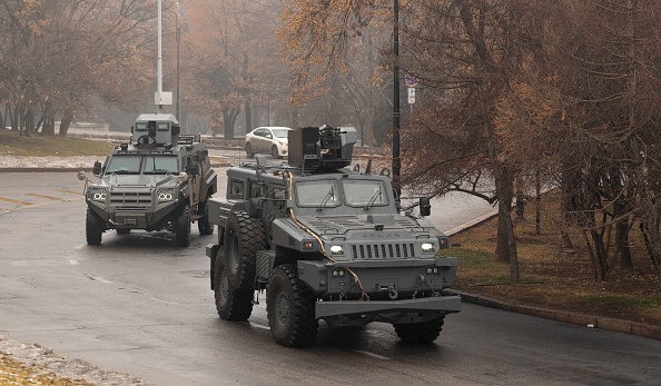 Des véhicules militaires patrouillent dans les rues du centre d'Almaty le 7 janvier 2022. Photo d'ALEXANDR BOGDANOV / AFP via Getty Images.