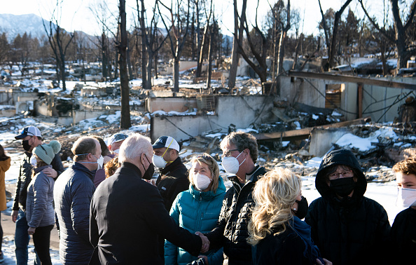 -Le président américain Joe Biden et la première dame Jill Biden rencontrent les victimes alors qu'ils visitent un quartier détruit par l'incendie de Marshall à Louisville, Colorado, le 7 janvier 2022. Photo de SAUL LOEB / AFP via Getty Images.