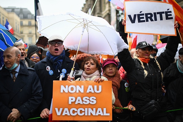 Manifestation contre le Pass vaccinal à Paris, le 8 janvier 2022. (Photo : CHRISTOPHE ARCHAMBAULT/AFP via Getty Images)