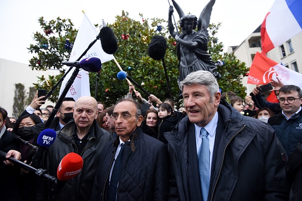 Eric Zemmour (c), Patrick Buisson (g) et Philippe de Villiers (d) devant la statue de Saint-Michel aux Sables-d'Olonne le 8 janvier 2022. (Photo SEBASTIEN SALOM-GOMIS/AFP via Getty Images)