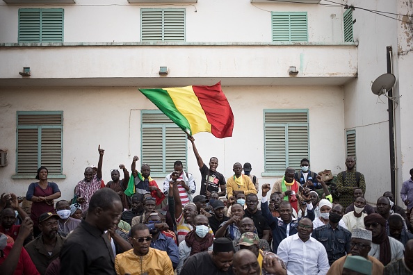 Des militants de la plateforme Yerewolo crient des slogans anti-français et anti-Communauté économique des États de l'Afrique de l'Ouest (CEDEAO), le 10 janvier 2022, à Bamako. Photo de FLORENT VERGNES / AFP via Getty Images.