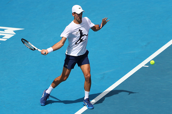 -Le Serbe Novak Djokovic participe à une séance d'entraînement à Melbourne avant le tournoi de tennis de l'Open d'Australie le 11 janvier 2022. Photo KELLY DEFINA/POOL/AFP via Getty Images.