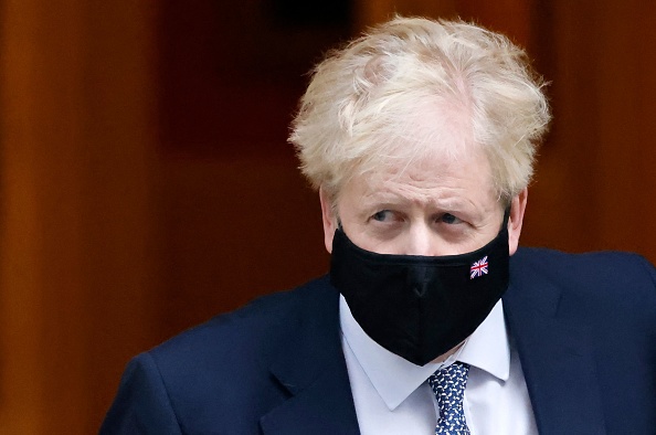 Le Premier ministre britannique Boris Johnson, quitte le 10 Downing Street, dans le centre de Londres, le 12 janvier 2022, pour participer à la session hebdomadaire des questions du Premier ministre (PMQs) à la Chambre des communes.  (Photo : TOLGA AKMEN/AFP via Getty Images)