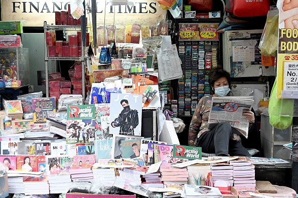 - Un kiosque à journaux à Hong Kong le 6 janvier 2022. Photo de PETER PARCS/AFP via Getty Images.