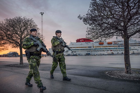 -Des soldats du régiment de Gotland patrouillent dans le port de Visby le 13 janvier 2022. Photo de KARL MELANDER/TT NEWS AGENCY/AFP via Getty Images.