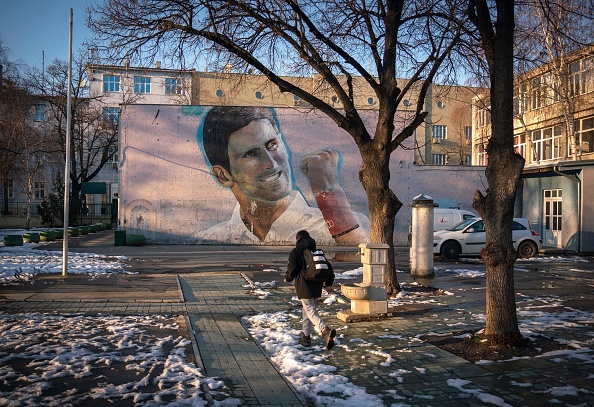-Une peinture murale représentant le joueur de tennis serbe Novak Djokovic, peinte sur le mur extérieur d'une école primaire, à Belgrade, le 14 janvier 2022. Photo par OLIVER BUNIC/AFP via Getty Images.