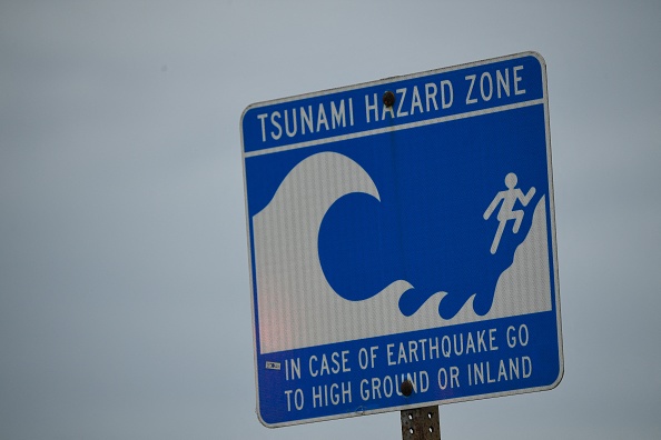 Un panneau indiquant une zone de risque de tsunami est affiché près d'une plage à El Segundo, en Californie, le 15 janvier 2022. (Photo : PATRICK T. FALLON/AFP via Getty Images)