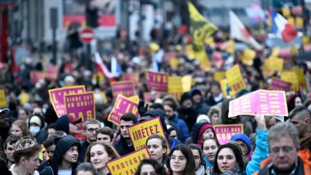 « Vivre c’est un droit, pas un choix » : des milliers d’anti-IVG manifestent à Paris