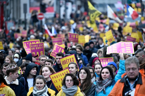 Des milliers de manifestants se sont rassemblés lors d'une manifestation anti-avortement à Paris le 16 janvier 2022. (Photo by STEPHANE DE SAKUTIN/AFP via Getty Images)