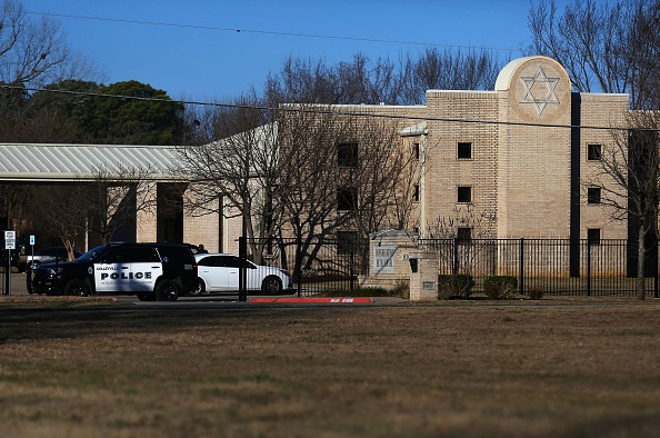 Des véhicules de police se trouvent à l'extérieur de la synagogue Congregation Beth Israel à Colleyville, Texas, à quelque 40 kilomètres à l'ouest de Dallas, le 16 janvier 2022. (Photo : ANDY JACOBSOHN/AFP via Getty Images)