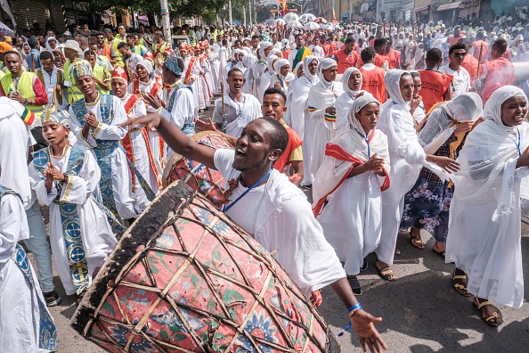 -Des fidèles orthodoxes éthiopiens chantent et dansent lors de la célébration de la veille de l'Épiphanie éthiopienne, dans la ville de Gondar, en Éthiopie, le 18 janvier 2022. Photo par EDUARDO SOTERAS / AFP via Getty Images.