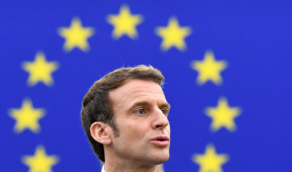 « Un drapeau qui flotte à la place de rien, j’en suis fier », a déclaré Emmanuel Macron à propos du drapeau européen sous l’Arc de Triomphe