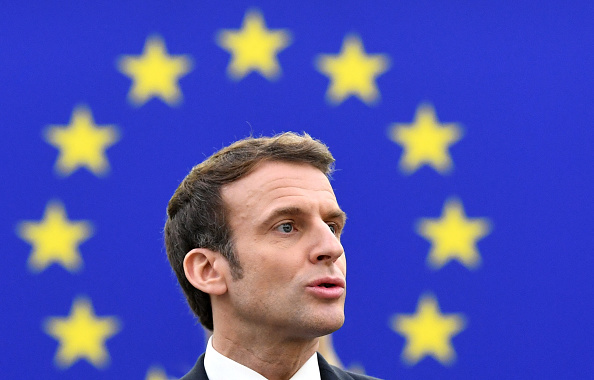 « Un drapeau qui flotte à la place de rien, j'en suis fier », a déclaré Emmanuel Macron à propos du drapeau européen sous l'Arc de Triomphe