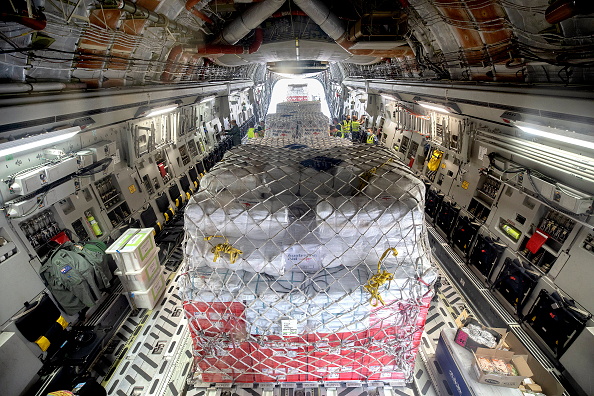 Des fournitures d'aide humanitaire à bord d'un avion de la Royal Australien Air Force à la base RAAF Amberley le 20 janvier 2022 à Nuku’alofa, Tonga. Photo de LACW Kate Czerny/Force de défense australienne via Getty Images.