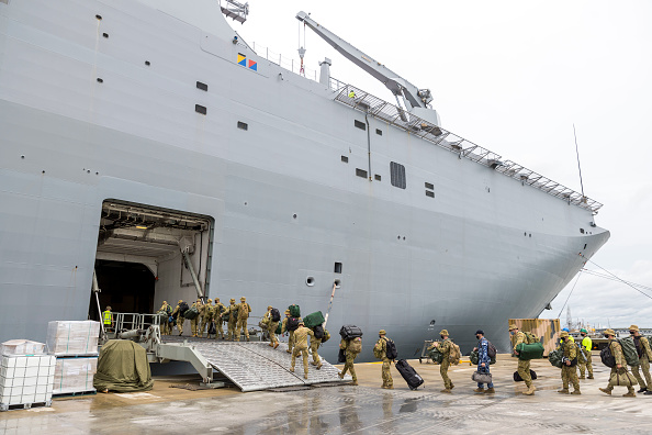 -Des Forces de défense australiennes montent à bord du HMAS Adelaïde pour une mission d'aide, le 20 janvier 2022, Tonga. Photo CPL Robert Whitmore/Force de défense australienne via Getty Images.