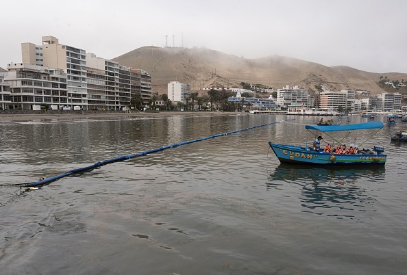 Des barrières flottantes pour protéger les plages de la dérive du pétrole sont visibles dans la station balnéaire d'Ancon, au Pérou, le 21 janvier 2022. Photo de Cris BOURONCLE/AFP via Getty Images.