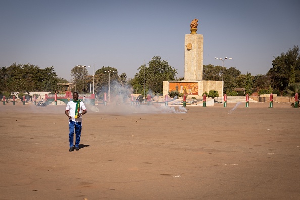 -Les forces de sécurité tirent des gaz lacrymogènes sur les personnes qui se sont rassemblées place de la Nation pour soutenir l'armée à Ouagadougou le 23 janvier 2022. Photo par OLYMPIA DE MAISMONT/AFP via Getty Images.