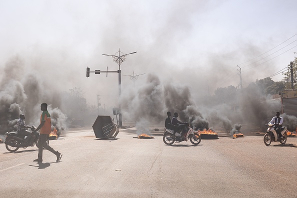 Des barricades en feu dans les avenues centrales de Ouagadougou, le 23 janvier 2022. (Photo : OLYMPIA DE MAISMONT/AFP via Getty Images)