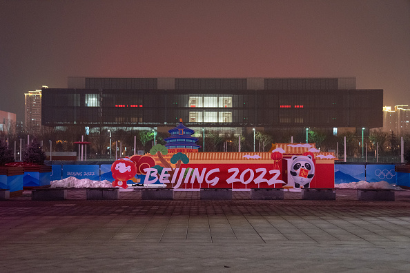 Un logo des Jeux olympiques d'hiver de Pékin 2022 est affiché près de la clôture du périmètre dans l'enceinte du centre de presse principal le 24 janvier 2022 à Pékin, en Chine. Photo de Carl Court/Getty Images.