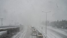 Tempête de neige: les critiques fusent en Grèce après le « fiasco » du périphérique d’Athènes