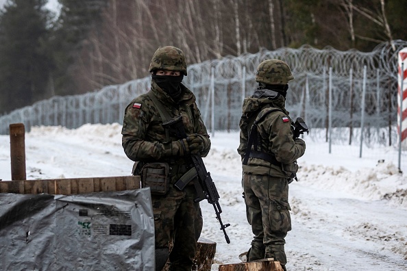 Patrouille de soldats polonais le long de la frontière entre la Pologne et le Bélarus, le 25 janvier 2022. (Photo : WOJTEK RADWANSKI/AFP via Getty Images)