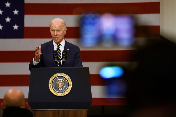 -Le président américain Joe Biden prend la parole à Mill 19, sur le campus de l'Université Carnegie Mellon le 28 janvier 2022 à Pittsburgh, Pennsylvanie. Photo de Jeff Swensen/Getty Images.