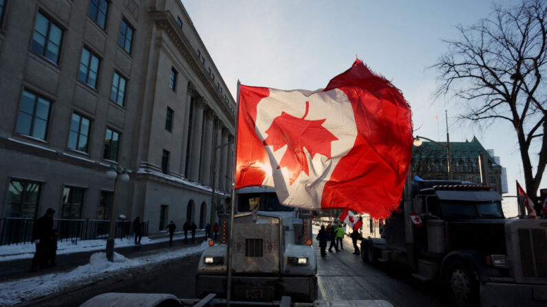 Un drapeau canadien flotte à l'envers à l'arrière d'un camion lors du "Convoi de la liberté" devant le Parlement du Canada le 28 janvier 2022 à Ottawa, Canada. (Photo par DAVE CHAN/AFP via Getty Images)