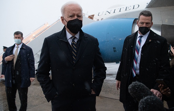 Le président américain Joe Biden parle à la presse de la situation en Ukraine, après son arrivée sur Air Force One à Andrews dans le Maryland, le 28 janvier 2022. Photo de SAUL LOEB/AFP via Getty Images.
